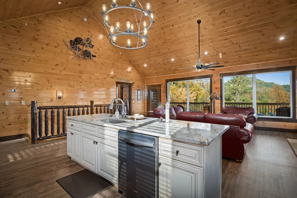 Luxe Mountain-view W/ Hot Tub 2 Bedroom Cabin