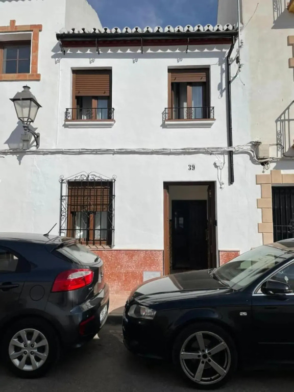 Cozy Town House With Terrace and Free Wifi