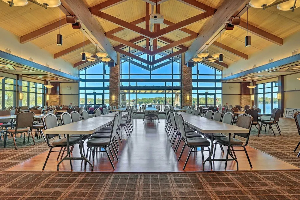 Pocono Lake Cabin w/ Hot Tub & Resort Amenities!