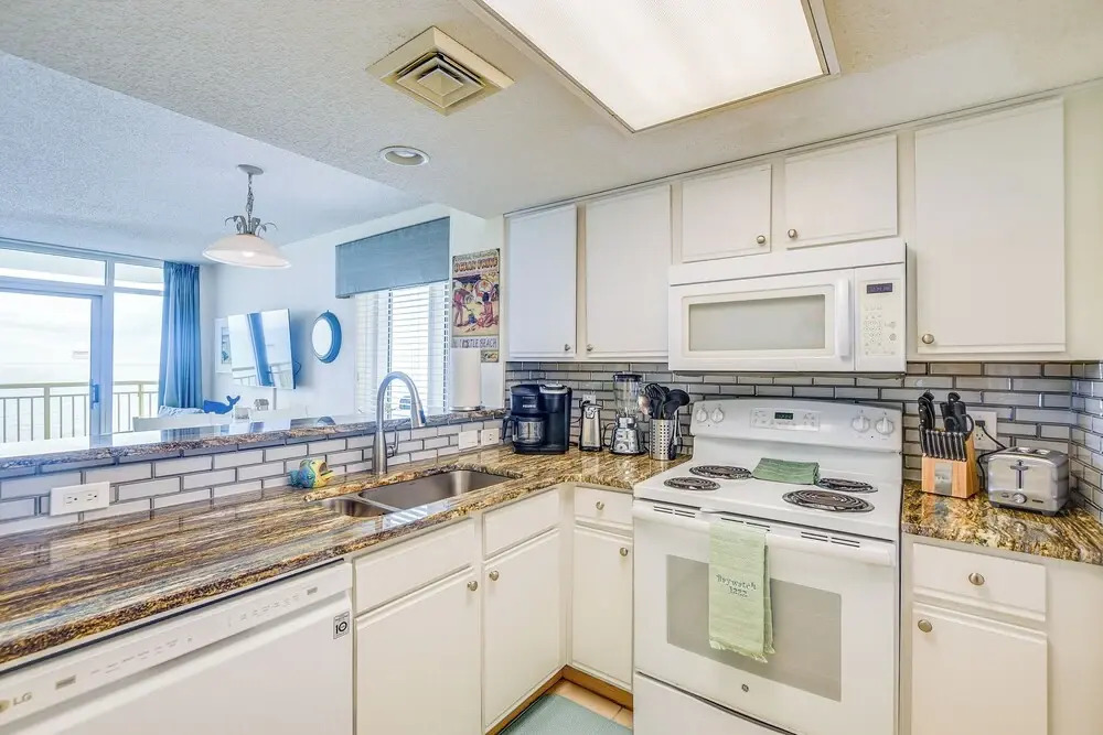 2 Mi to Barefoot Landing: Condo w/ Beach Access!