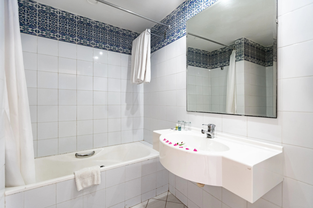 Hotel Venice Beach- Families and Couples Only
