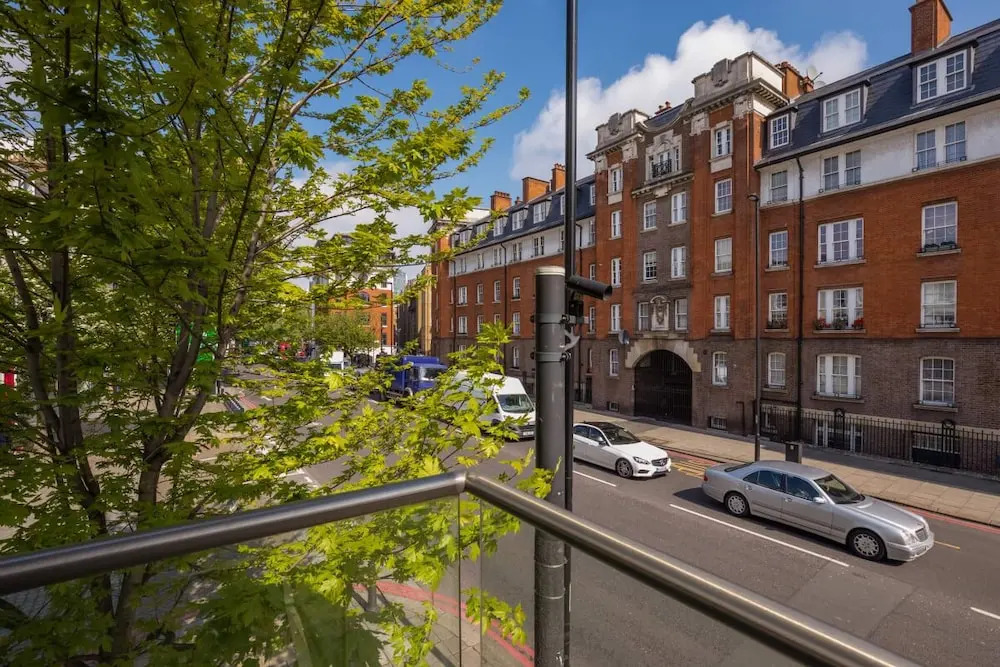 Stylish 1bdr Apt W/balcony, Near Victoria Station