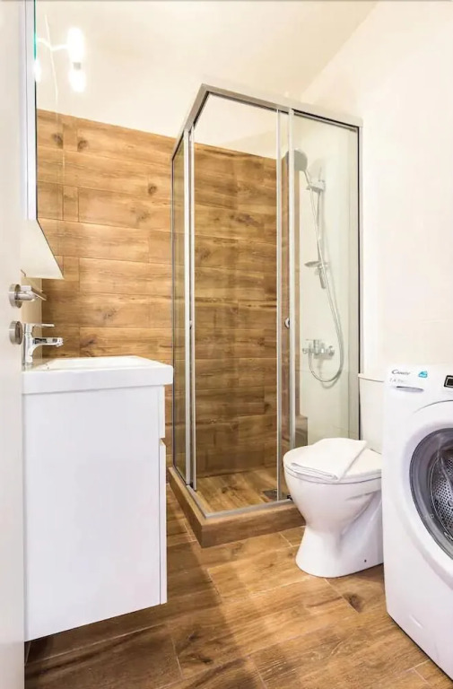 2 bedroom apartment near the Metro