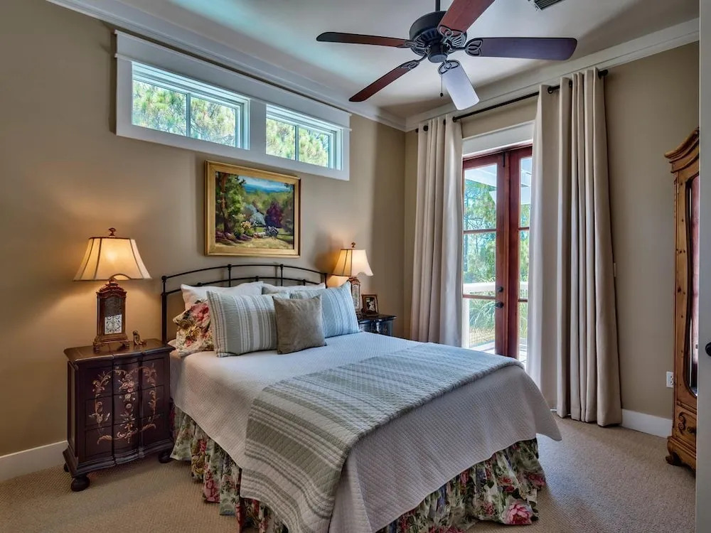 Large Private Pool & Short Walk to Beach! Outdoor Tv!!