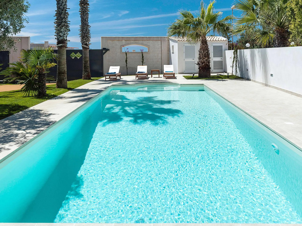 Elegant flat in villa with pool and garden, just a few kilometres from the sea!