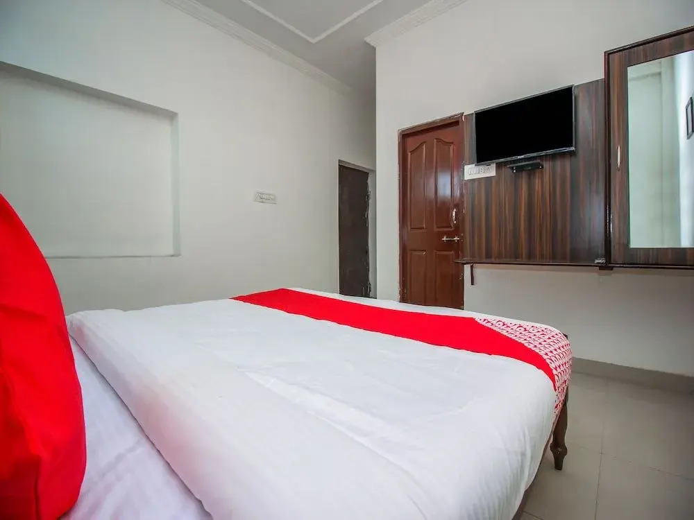 OYO 18272 Hotel Lambodar