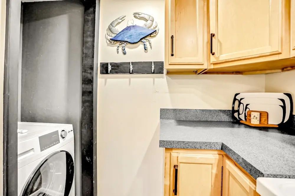 Oceanfront Condo With Pool, Grill, Central AC, Washer/dryer, & Snowbird Friendly