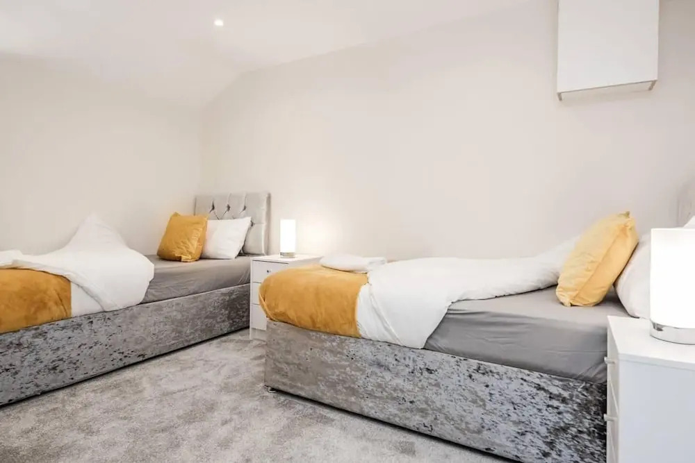 Cosy 2BR Maisonette Near Hospital & Stations