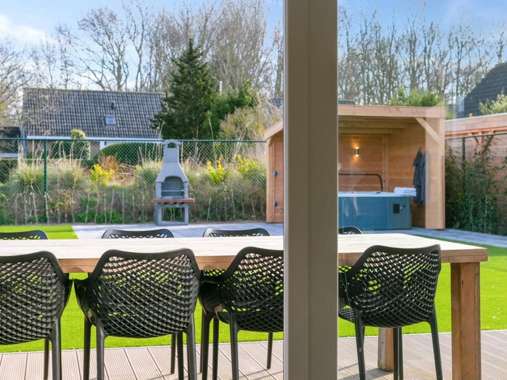 Luxury villa 2 minutes from the beach with a spacious garden and veranda