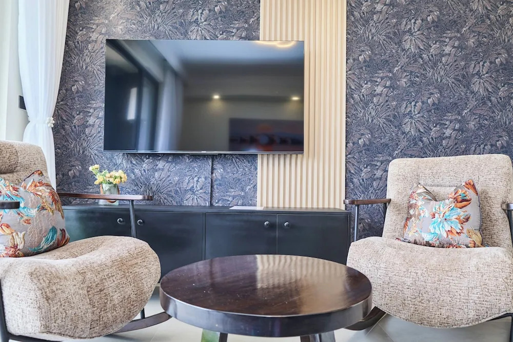 Ivory By Edmor Suites