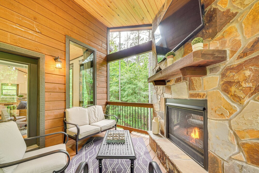 Modern, Luxe Cabin in Broken Bow w/ Hot Tub!