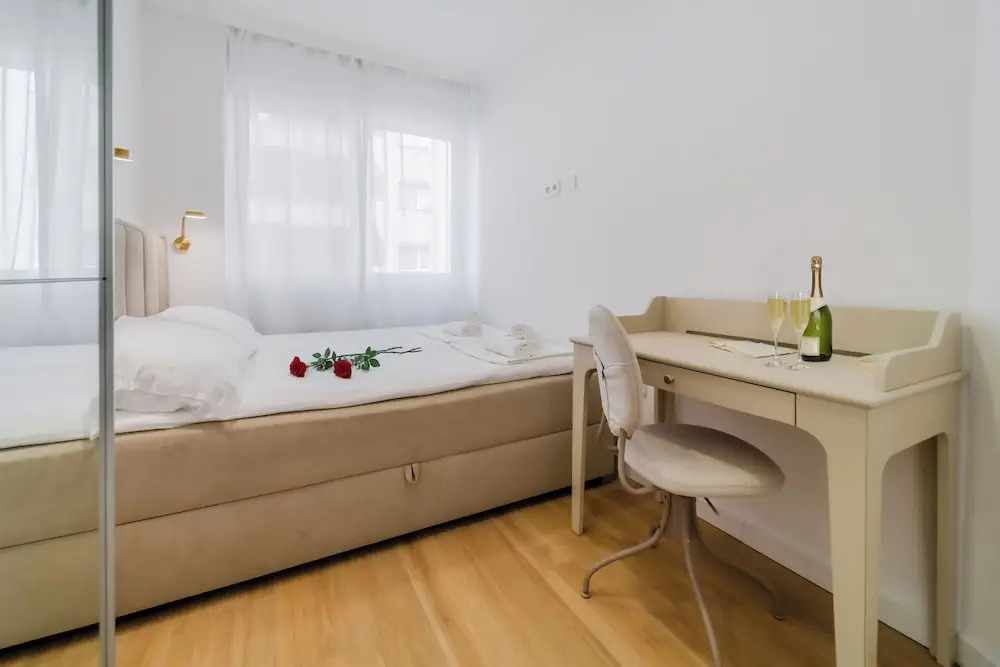 Central Cozy 2 Bedroom Apartment
