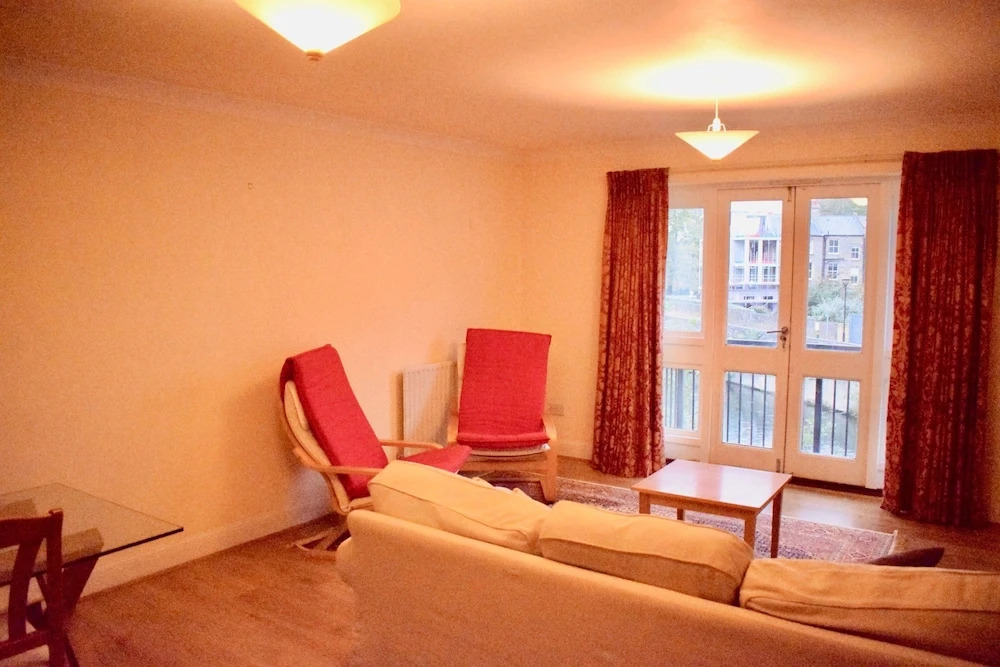 Spacious 2 Bedroom Flat in Bethnal Green