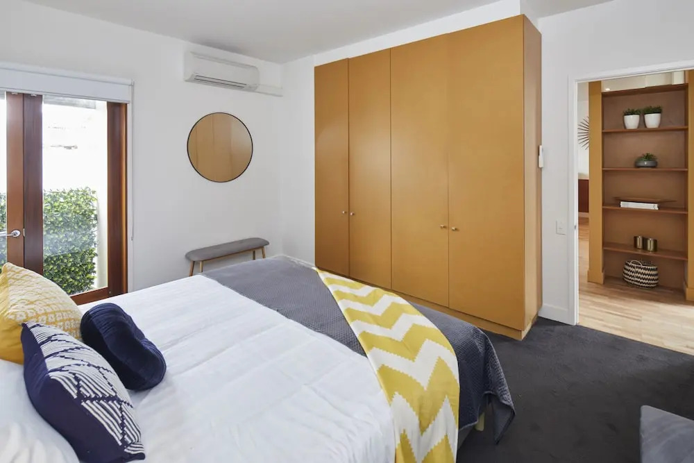 Spacious Carlton 1 bedroom Apt With Secure Parking