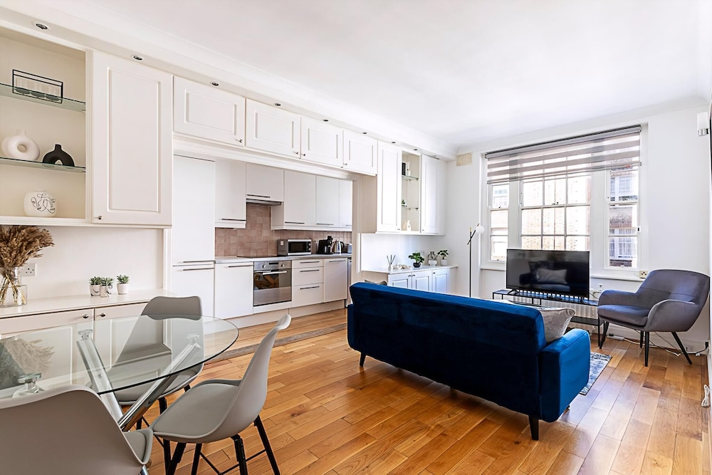 Modern 2 Bedroom Flat Near Queensway