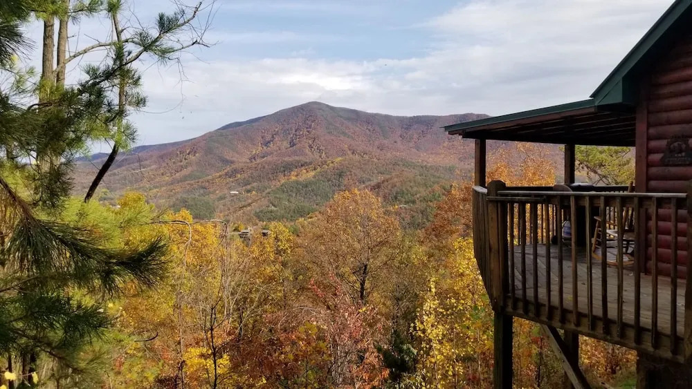 Majestic Views 4 Br cabin by RedAwning