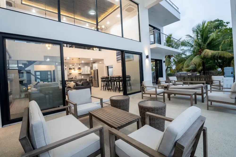 Sand Castle Vista - Spacious 4-Bed Villa in Placencia Village w Pool