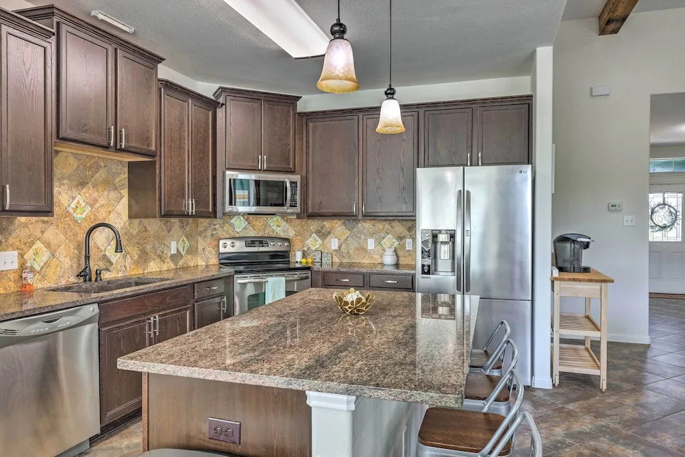 Gorgeous Luxury Home With Hot Tub Just 3 Miles to Dtwn