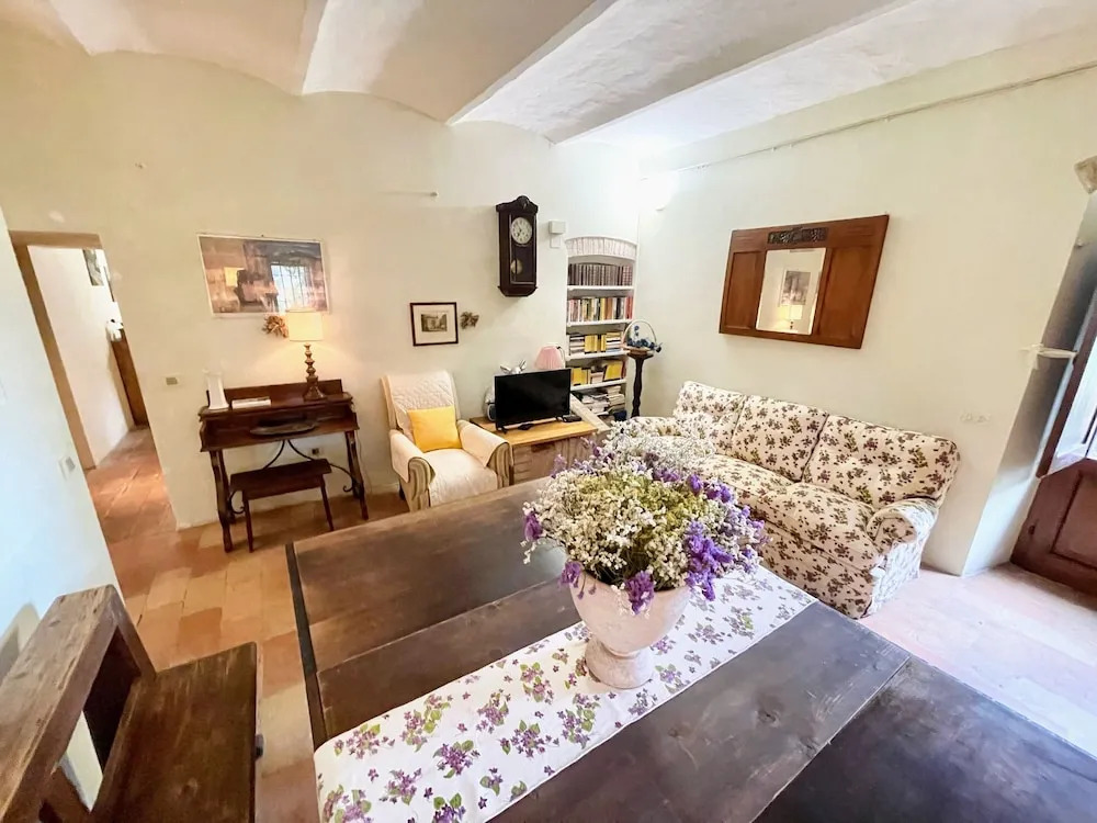 Umbrian Paradise contains 5 Bedrooms with Private Pool and Stunning Views