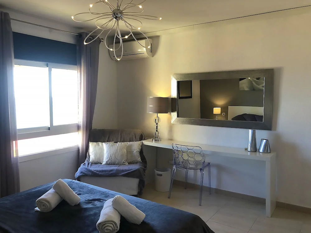 Doña Lola Patricia - Spacious 3 bedroom top floor apartment with uninterrupted sea views. Only a few meters to Calahonda beach