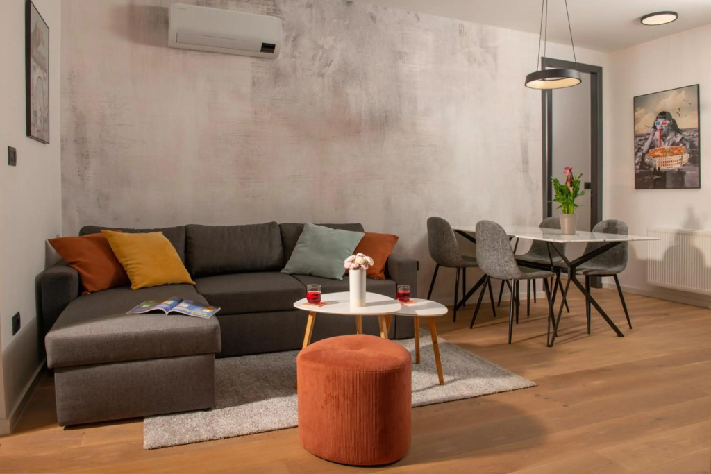 LUX 3 Bedroom Suite with FREE Private Parking
