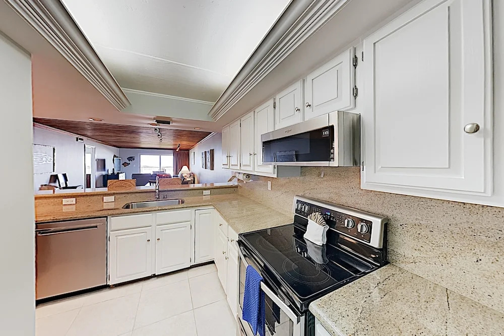 Beachfront W/ Pool & Balcony - Walk To Beach 2 Bedroom Condo