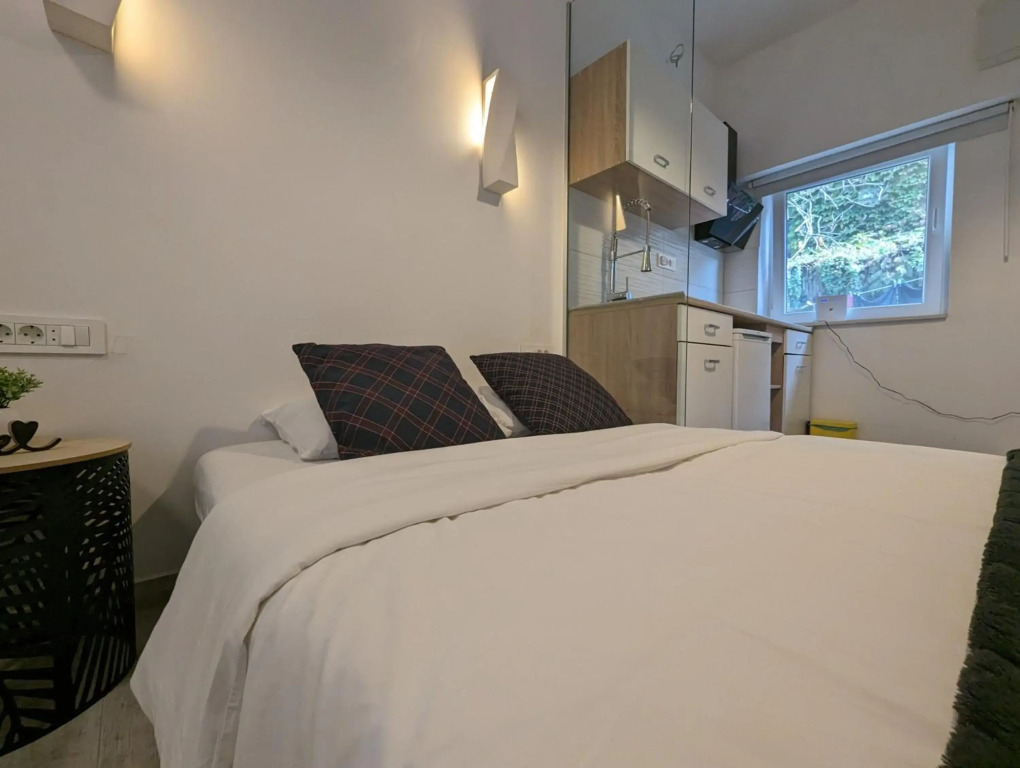 Modern Central Studio in Courtyard Building w Floor Heating, 65'' TV, Washer-Dryer & Patio