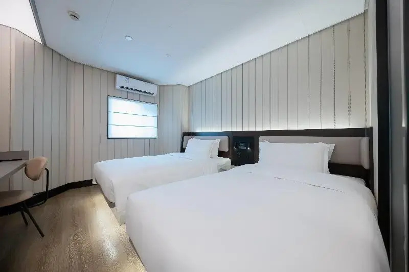Hanting Hotel Shanghai Xujiahui Caobao Road Metro Station