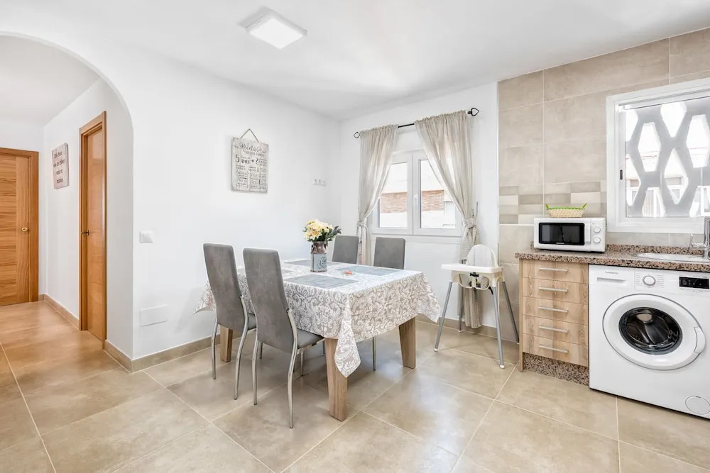 Malaga Station Apartment - Modern Apartment in Málaga Capital, 10 Mins Walk to Beach, Wifi
