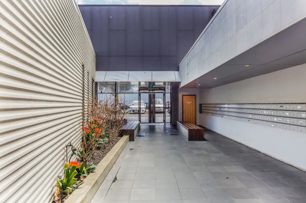 Stylish 2 bed 2 bath parking wifi pool