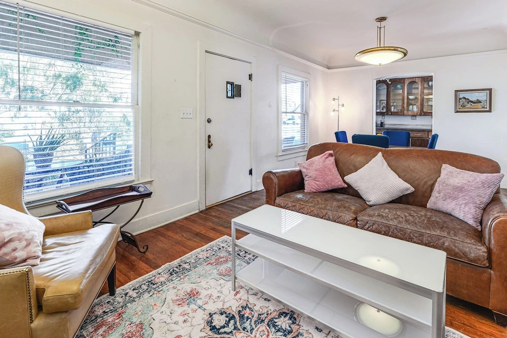 Near Restaurants + Light Rail: Phoenix Getaway