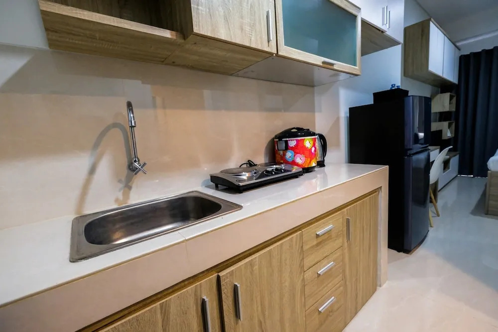 Spacious Studio Apartment at Springwood Residence By Travelio