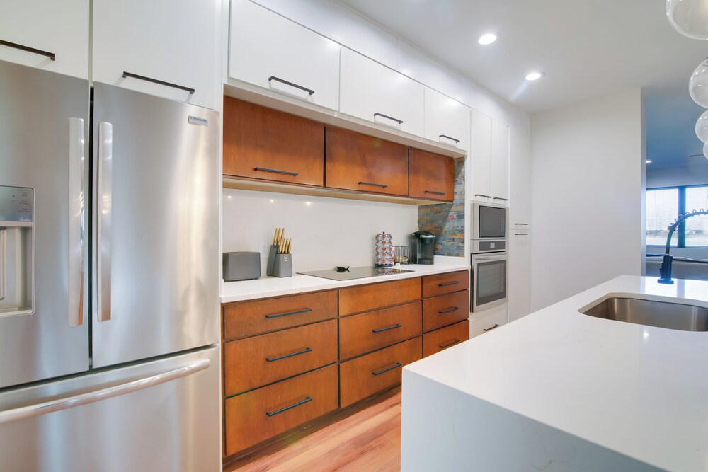 Walk to Fedex Forum! Luxe Townhome w/ Rooftop Deck