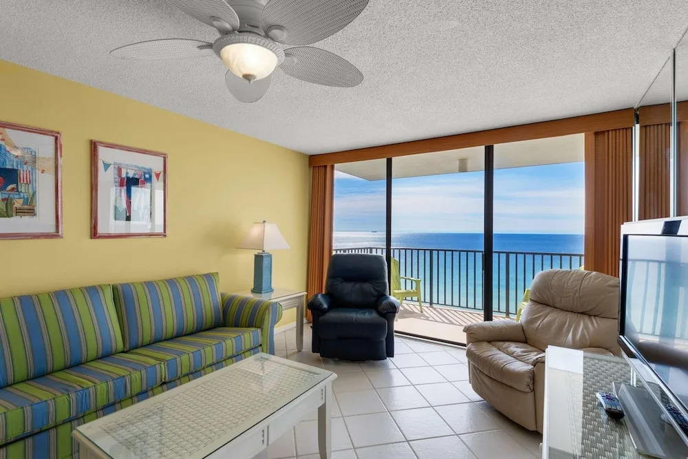Pelican Walk 904