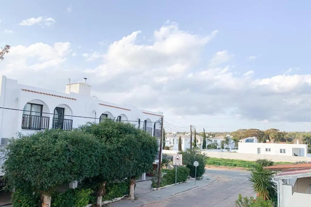 Spacious studio - short walk from Nissi beach!