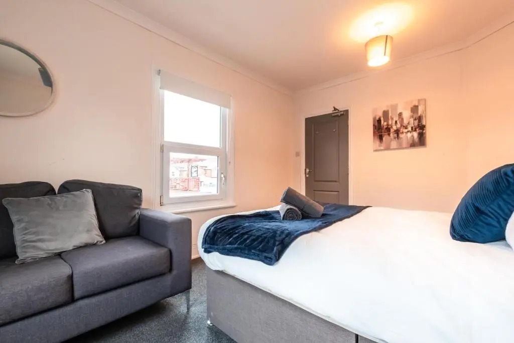 6 bed Residential home with Parking