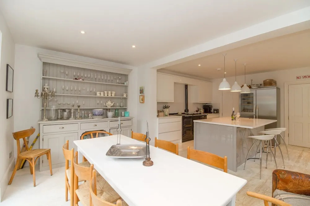 4 Bedroom Canalside Family Home in Oxford