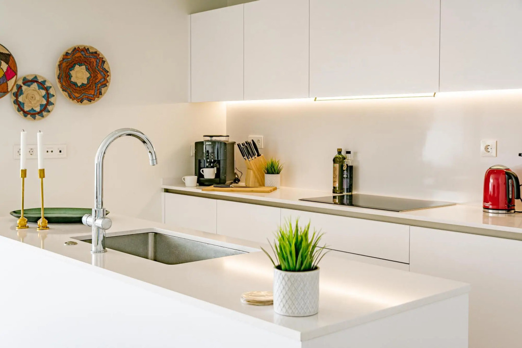 LMR- Luxury apartment, private pool. Families only