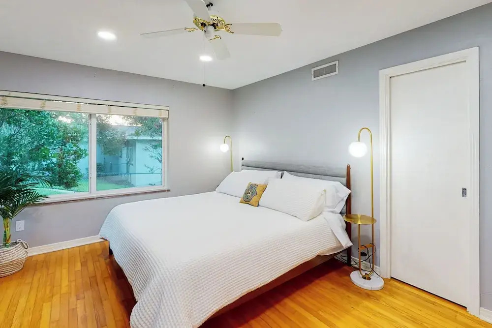 Steps to Lake Hollingsworth! Dog-friendly Retreat