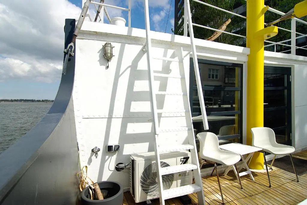 Magnificent houseboat with a stunning view