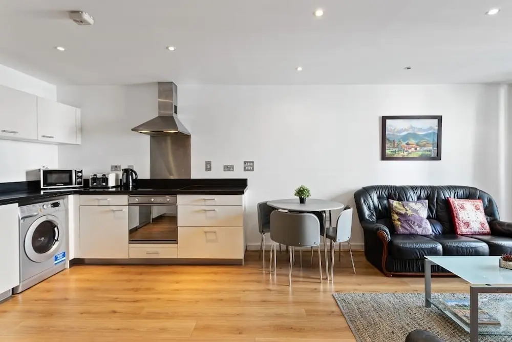 2 Bed W/private Balcony 10 min to Canary Wharf Stn