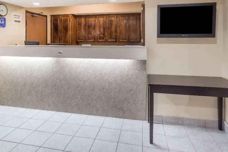 Super 8 by Wyndham Mundelein/Libertyville Area