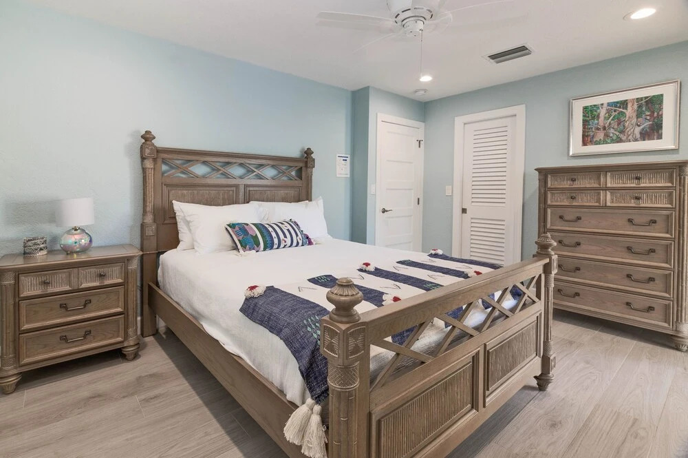 Luxe Waterfront : Pool, Boat Dock, Near Beach 4 Bedroom Home