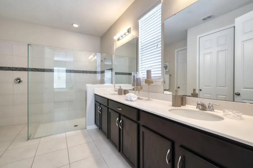 Jodie's Luxury Solara Home 6 Bedroom Home by Redawning