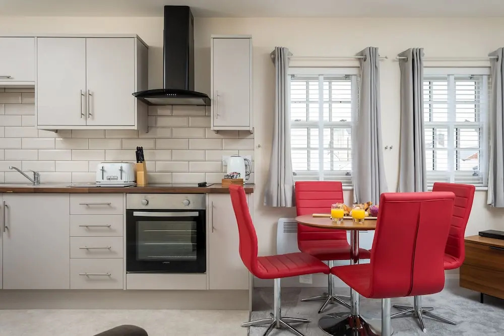 Elliot Oliver - 2 Bedroom Modern Apartment