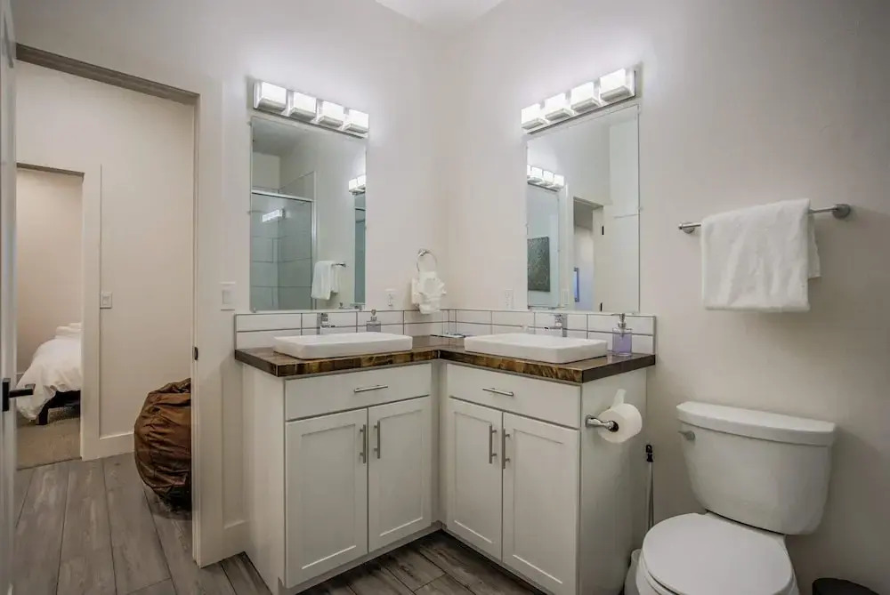 6bd3.5ba?downtown Modern Luxury W/hot Tub?
