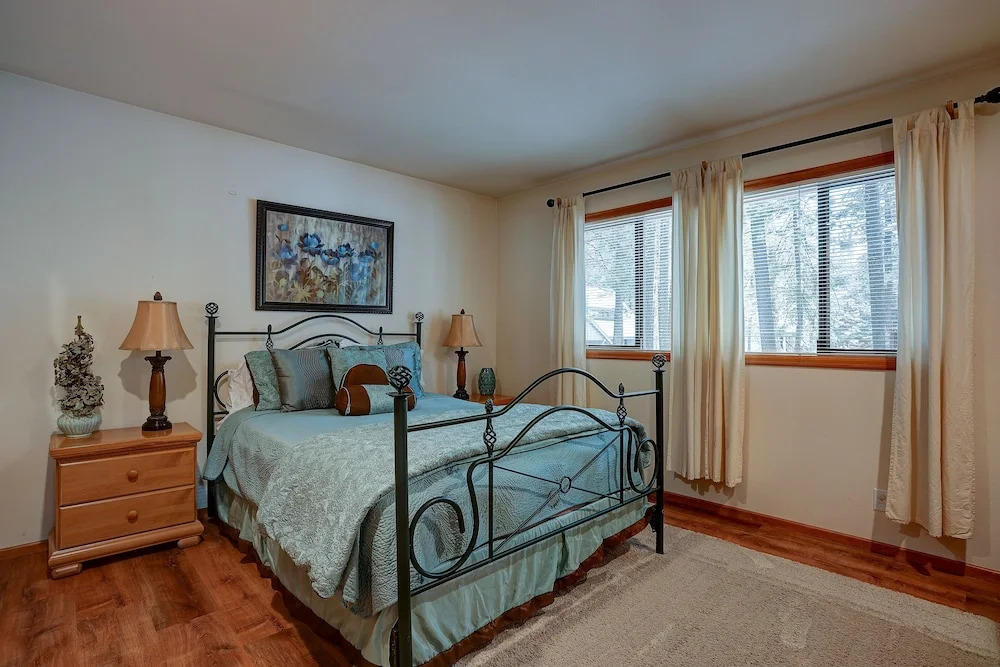 Pet-Friendly 6 Otter Home features Bikes to Explore Sunriver Village