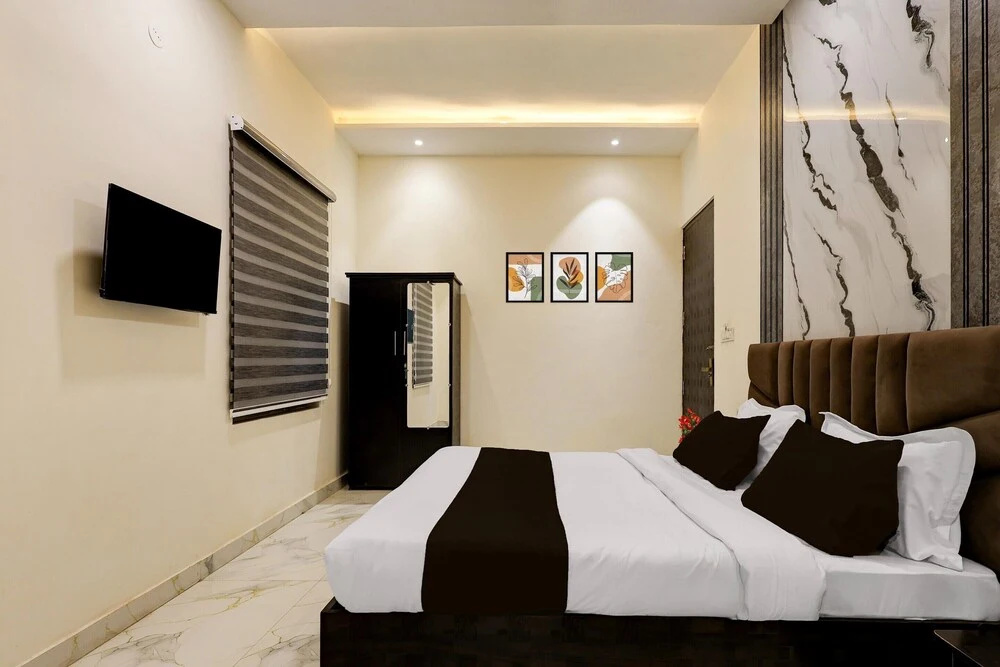 Deluxe Super Townhouse by OYO GT Road