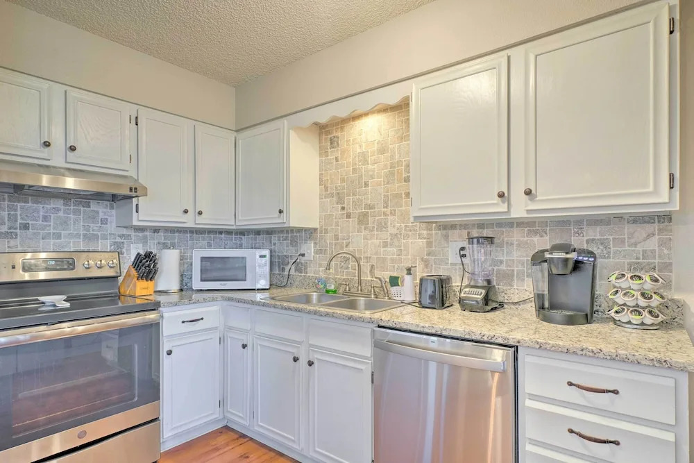 Lovely Colorado Springs Home: Mtn Views & Hot Tub!