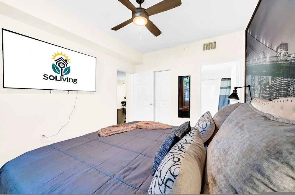 Modern 2BR 2BA King Bed Pool Gym 7